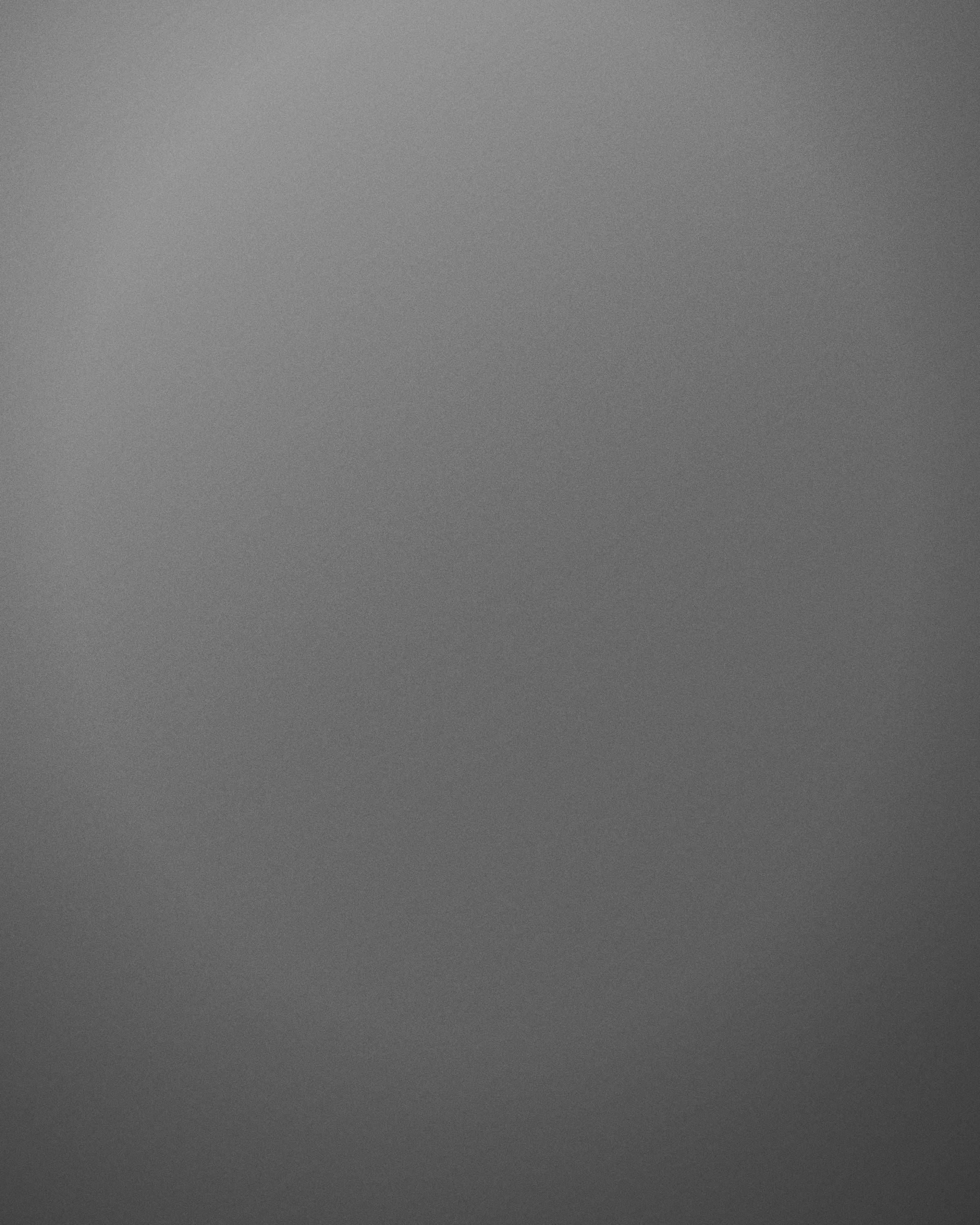 Bóxer gris oscuro de punto de algodón, fotografiado de frente sobre fondo neutro
