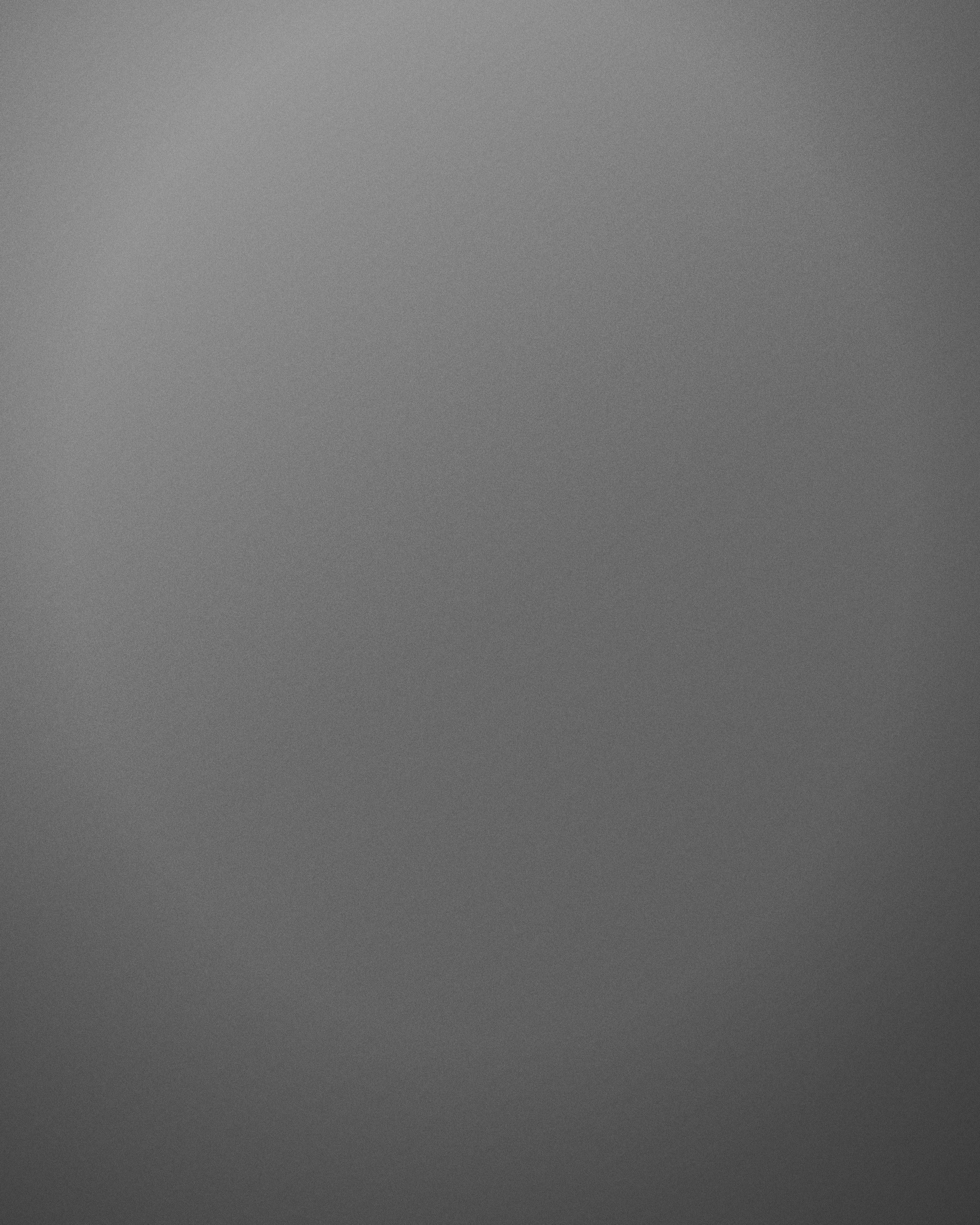 Bóxer gris oscuro de punto de algodón, fotografiado de frente sobre fondo neutro